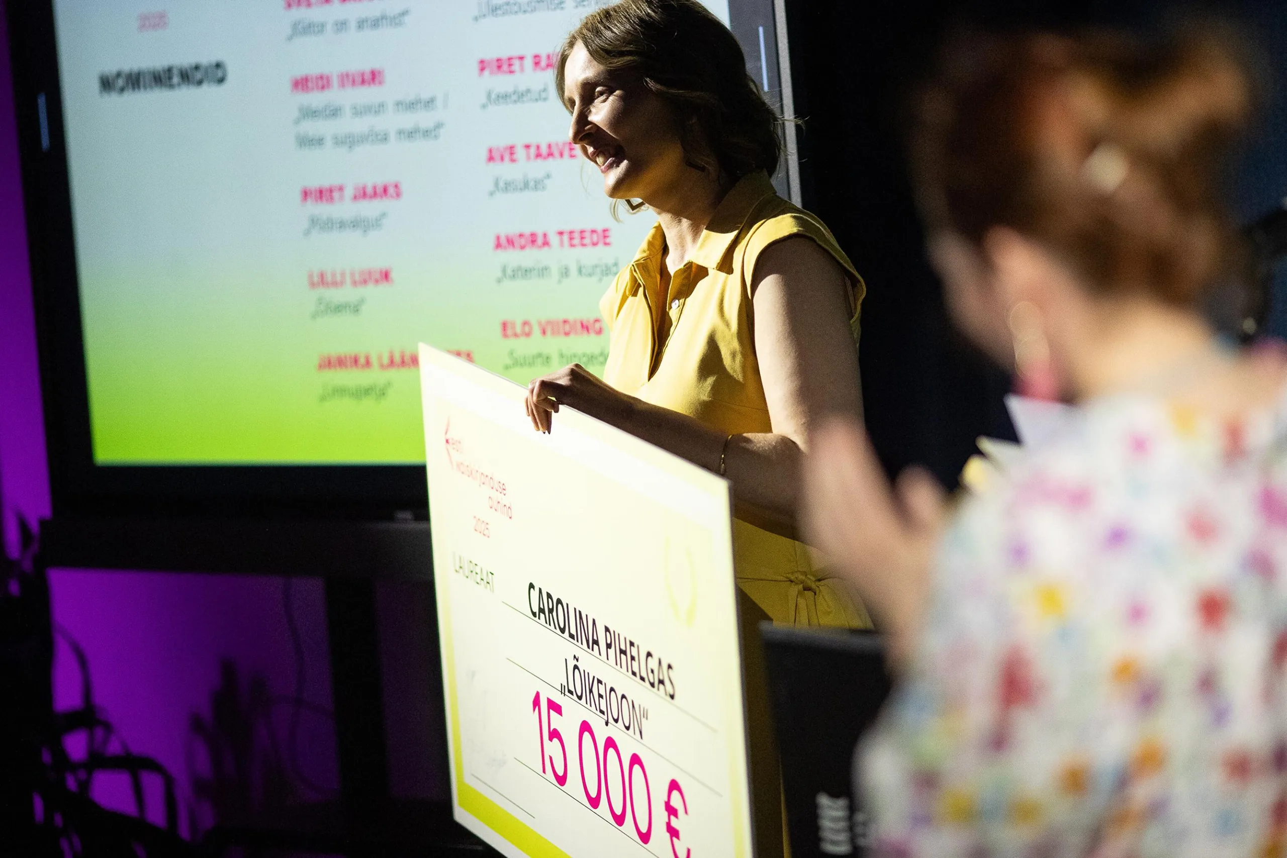 Esimese Eesti naiskirjanduse auhinna pälvis Carolina Pihelgas